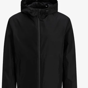 Svart vindjacka med huva från jack and jones - Stilren svart vindjacka med huva och dragsko, perfekt för blåsiga dagar. Jackan har hel dragkedja framtill och en minimalistisk look som passar till det mesta. Tillverkad i lätt syntetmaterial och har långa ärmar.