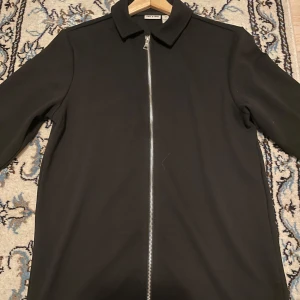 Svart huvtröja  med dragkedja Only & Sons storlek S. Ny utan prislapp - Pris i butik: 499-599 Passar någon som är 170-175  Fraktar inom 12-24 timmar🚚 Bara att fråga om funderingar🙌  Priset ej fast