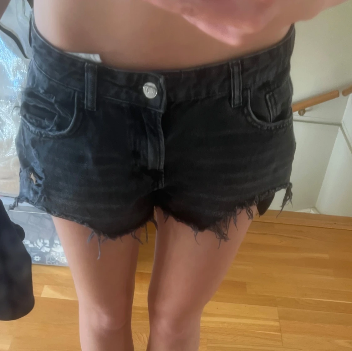 Svarta jeansshorts med fransig kant - 1