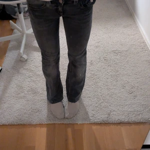 Svarta bootcut jeans Gina Tricot 158 - Snygga svarta bootcut jeans från Gina Tricot i storlek 158 och W24. Jeansen har klassisk femficksdesign. Har använts ett par tiotal gånger. Hör av er om ni har några frågor!
