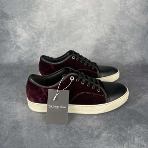 Lanvin DBB1 - Skick: 9/10. | Ingår: Bara skorna. | Nypris: +- 5200 SEK. | Storleken är UK9. | Färgen är en väldigt mörk vinröd. | Mer hittar du på www.thegrandcloset.com.