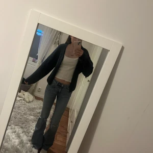 Trendig kofta från Lindex - Säljer den trendiga koftan från Lindex i storlek XS/S. Perfekt för mysiga höstkvällar eller till skolan. Den är i fint skick men lite nopprig därav priset.