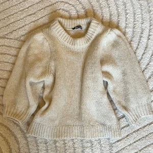 Beige stickad tröja från Gina Tricot - Supermysig beige stickad tröja från Gina Tricot. 💕💕💕