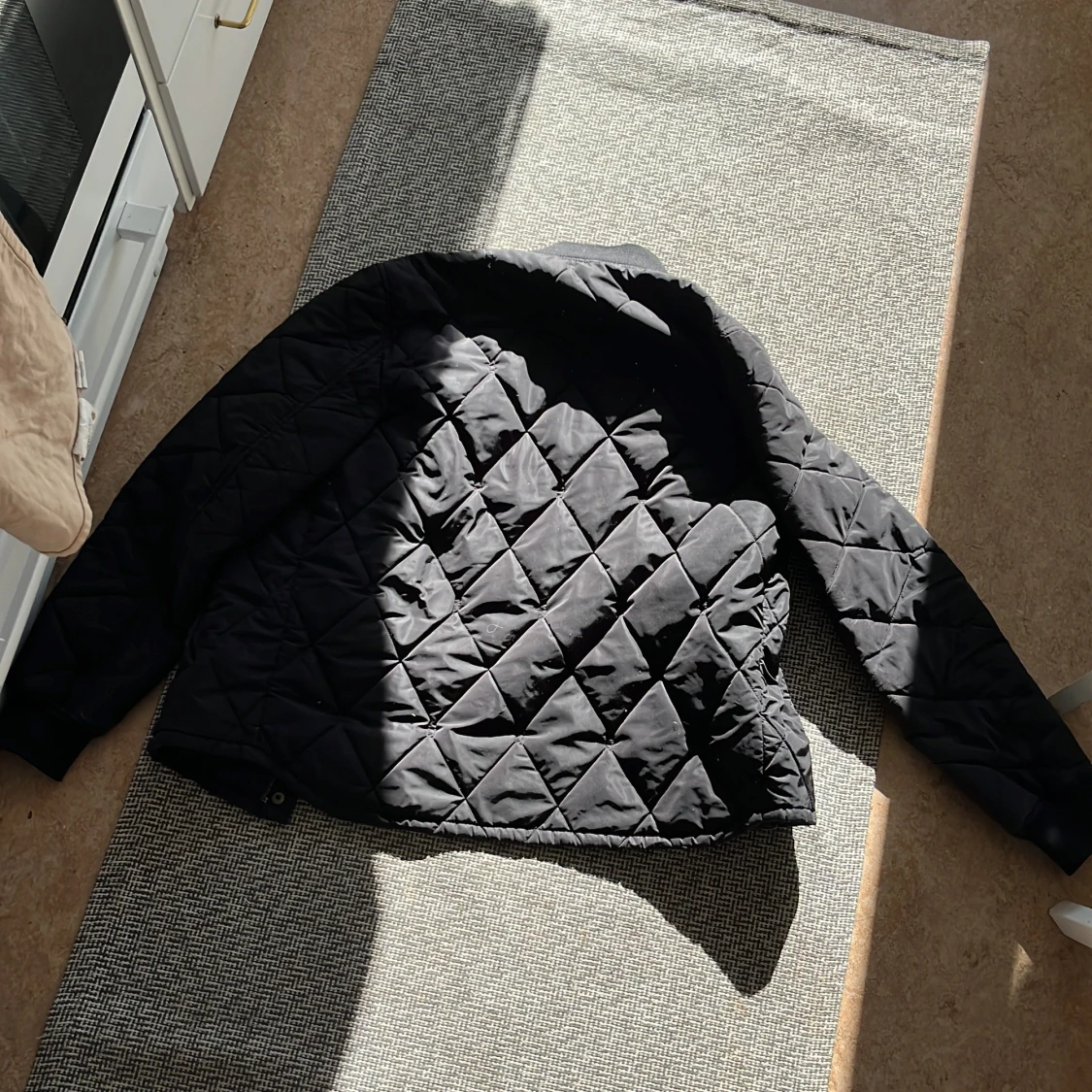 Svart quiltad bomberjacka - 1