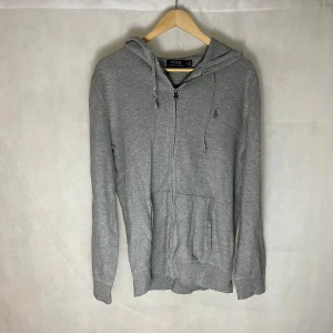 Ralph Lauren hoodie - Riktigt soft raffe Hoodie. Storlek M. Modellen är 185. Väldigt fint skick.