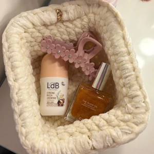 Virkad necessär (Clutch Bag) - Det Virkad necessär (Clutch Bag), med ihopfällbar ram.  🤍 Virkad av mig  🤍 Virkat i härligt chenille garn  🤍 Storlek: Bred ca 17 cm - Lång ca 22 cm  🤍 Kolla gärna in min Instagram för mer, @virkningbynadja 🍂