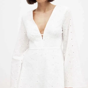 studentklänning  - Jättefin vit miniklänning från na-kd, endast testad men aldrig använd. Prislapp och orginalförpackning kvar