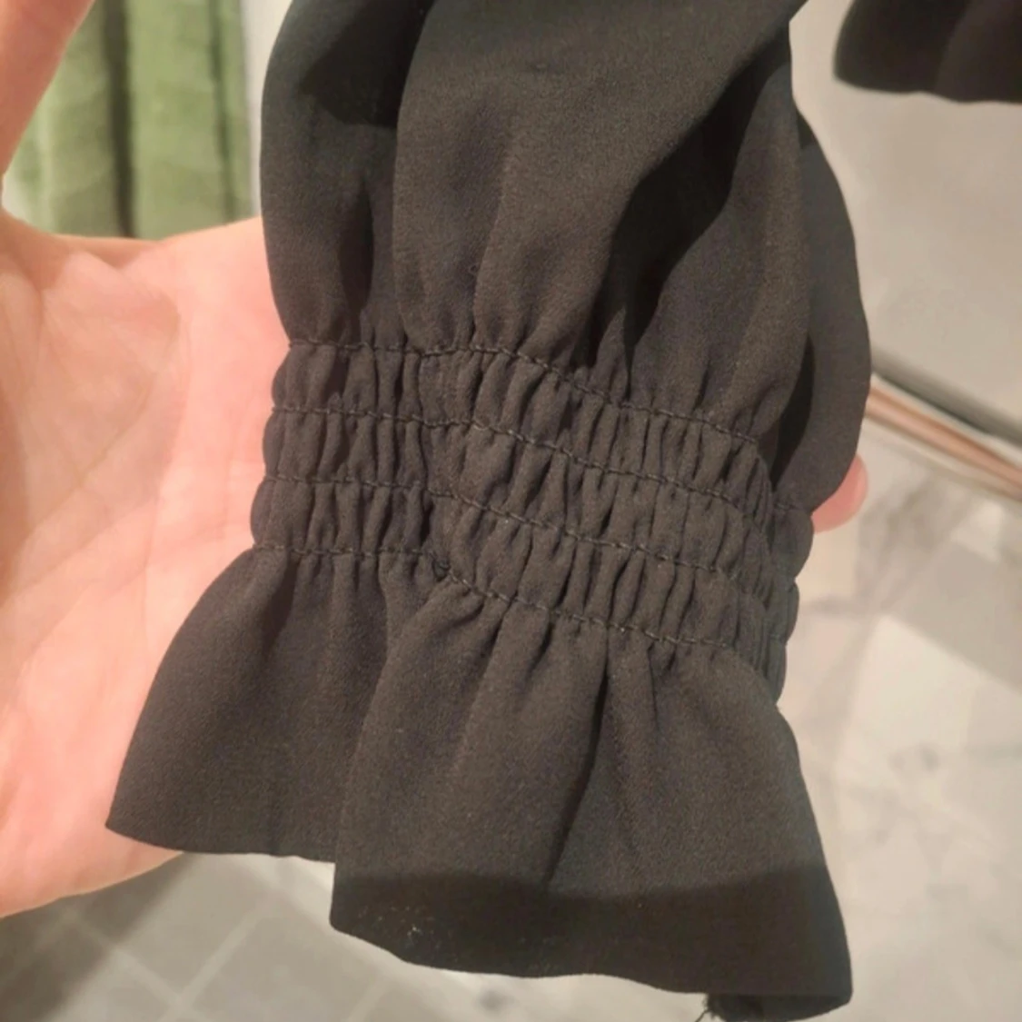 Svart blus med smock och volang - 1