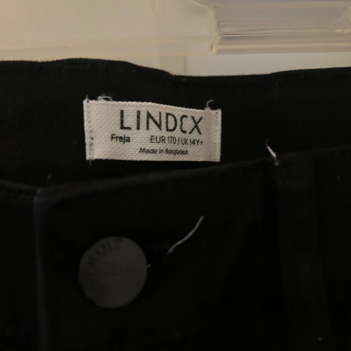 Svarta low waist bootcut jeans från Lindex  - 1