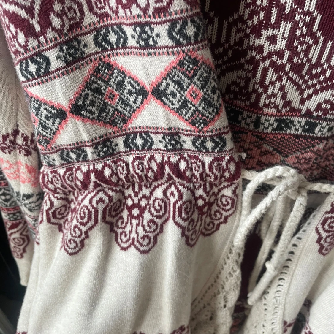 Mönstrad odd molly kofta med knyt  - 2