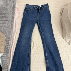 Blå bootcut jeans  - mörkblåa bootcut jeans med medellång midja .