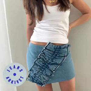 Blå jeanskjol med volangdetalj - Unik blå jeanskjol från Zara  med en cool, rynkad volangdetalj i denim framtill. De första bilderna är lånade men resten är mina! Storlek xs, pris kan diskuteras!