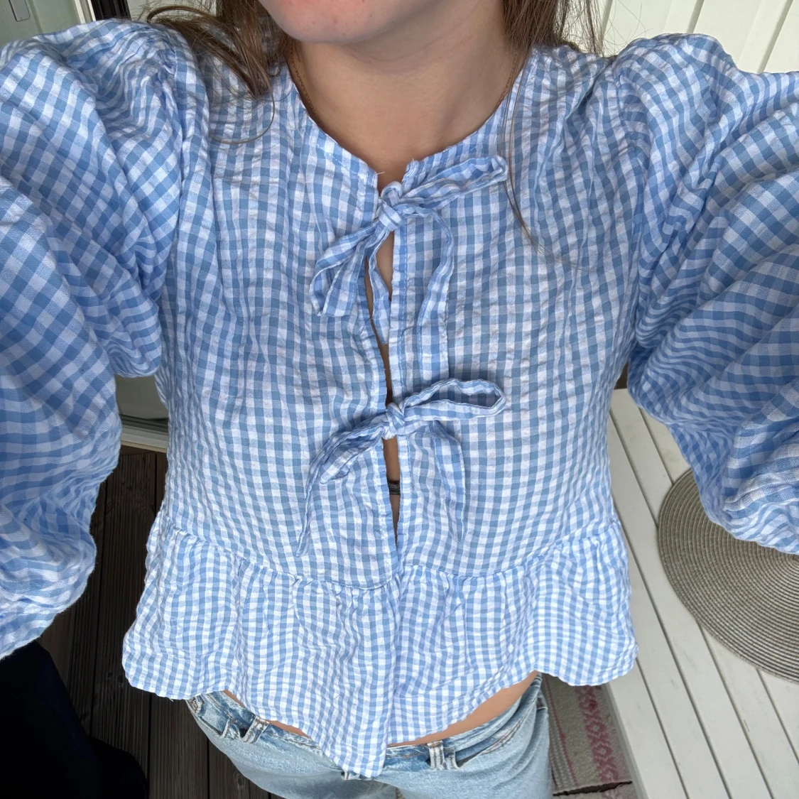 Blåvit rutig blus med rosetter - 1