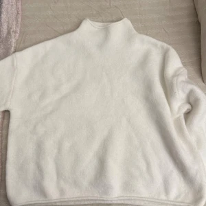 Vit polotröja  - Mysig vit polotröja i fleece / stickat med hög hals. 