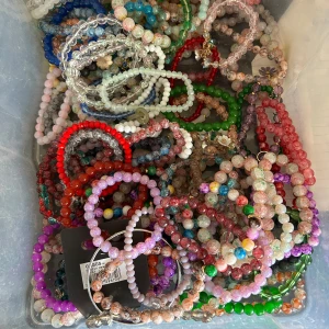 Massa Armband Olika Färger - ‼️skriv innan du köper‼️                        30kr/styck                                                      one size storlek på alla armband.