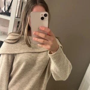 Beige offshoulder stickad tröja H&M - Supermysig beige stickad tröja från H&M med offshoulder, så fin och aldrig använd❤️ storlek s🥰
