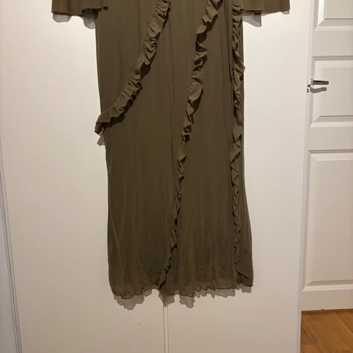 Olivgrön långklänning med volangdetaljer - 2