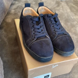 Loubotins i storlek 41 - Säjer ett par mörkblå loubotins som har varit sparsamt använda. Inga defekter, lite smutsiga bara. Rengörs innan försäljning. Priset är ej hugget i sten så kontakta gärna om ni har frågor, box och dustbag ingår👍