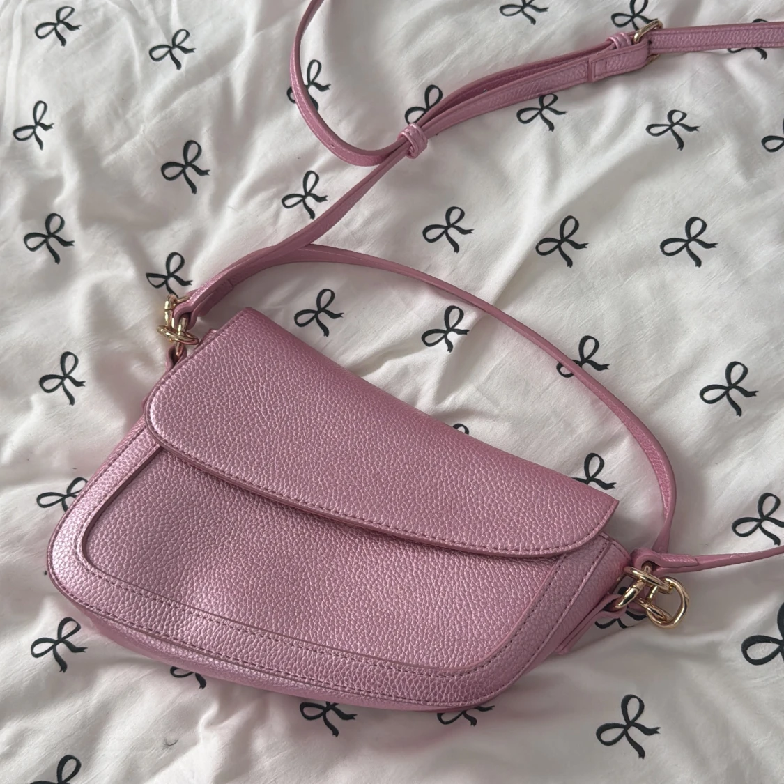 Rosa axelväska från Even&Odd