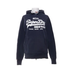 Superdry hoodie - Superdry hoodie - Marinblå - Storlek: Medium - Bra skick, använd men inga synliga defekter - Nypris: 949kr - Mitt pris: 399kr - hör av dig vid funderingar 💫