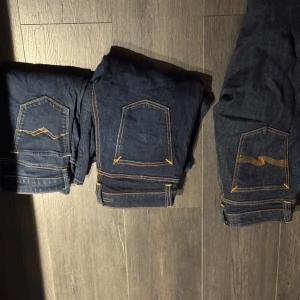 Mörkblå jeans med kontrastsömmar - Jeans bulk.                 Tre par mörkblå jeans med klassiska kontrastsömmar och unika bakfickedetaljer. Jeansen har raka ben och är tillverkade i robust denim. Perfekta för dig som gillar en tidlös och stilren look. Kom med pris förslag