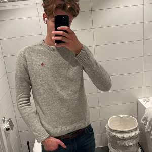 Grå stickad tröja från Morris - Säljer en stilren grå stickad tröja från Morris i storlek medium. Tröjan har rund halsringning, ribbade muddar och är gjord av 100% merinoull. Jag på bilden är 187 cm lång. Nypris på tröjan är 1899 kr. Tveka inte på att skicka prisförslag eller om du skulle ha några funderingar. 