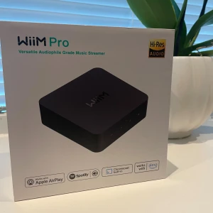WiiM Pro - WiiM Pro är en mångsidig musikstreamer med Hi-Res Audio, kompatibel med Apple AirPlay, Spotify, Chromecast och Alexa. Produkten är i nyskick och levereras i originalförpackning, perfekt för audiofiler som vill uppgradera sitt ljudsystem.
