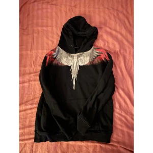 Marcelo Burlon - En fin hoodie ifrån Marcelo Burlon! Storleken är S. Hoisin är i okej skick. 7/10 på en skala.