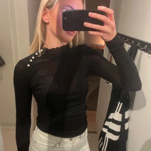 Svart långärmad polotröja med pärlor - Jättesnygg tröja ifrån ”Hm studio”, liknar Intimissimi