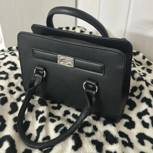 Svart stilren axelväska med silverdetalj - Nästan oanvänd!!