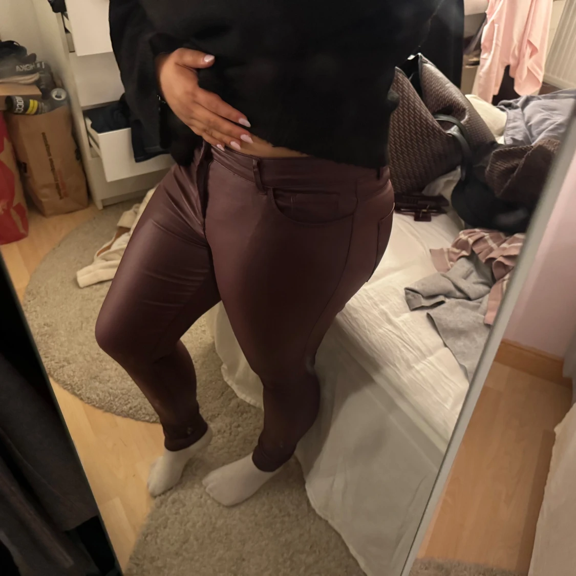 Vinröda skinnbyxor från Vero Moda - 1