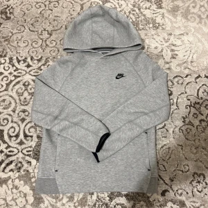 Nike tech tröja - Säljer en riktigt fet nike tech tröja. Den är helt ny och är i storlek 158-170 och sitter som storlek S.
