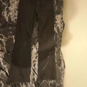 Svarta Flare Jeans  - Jeans som passar med allt 
