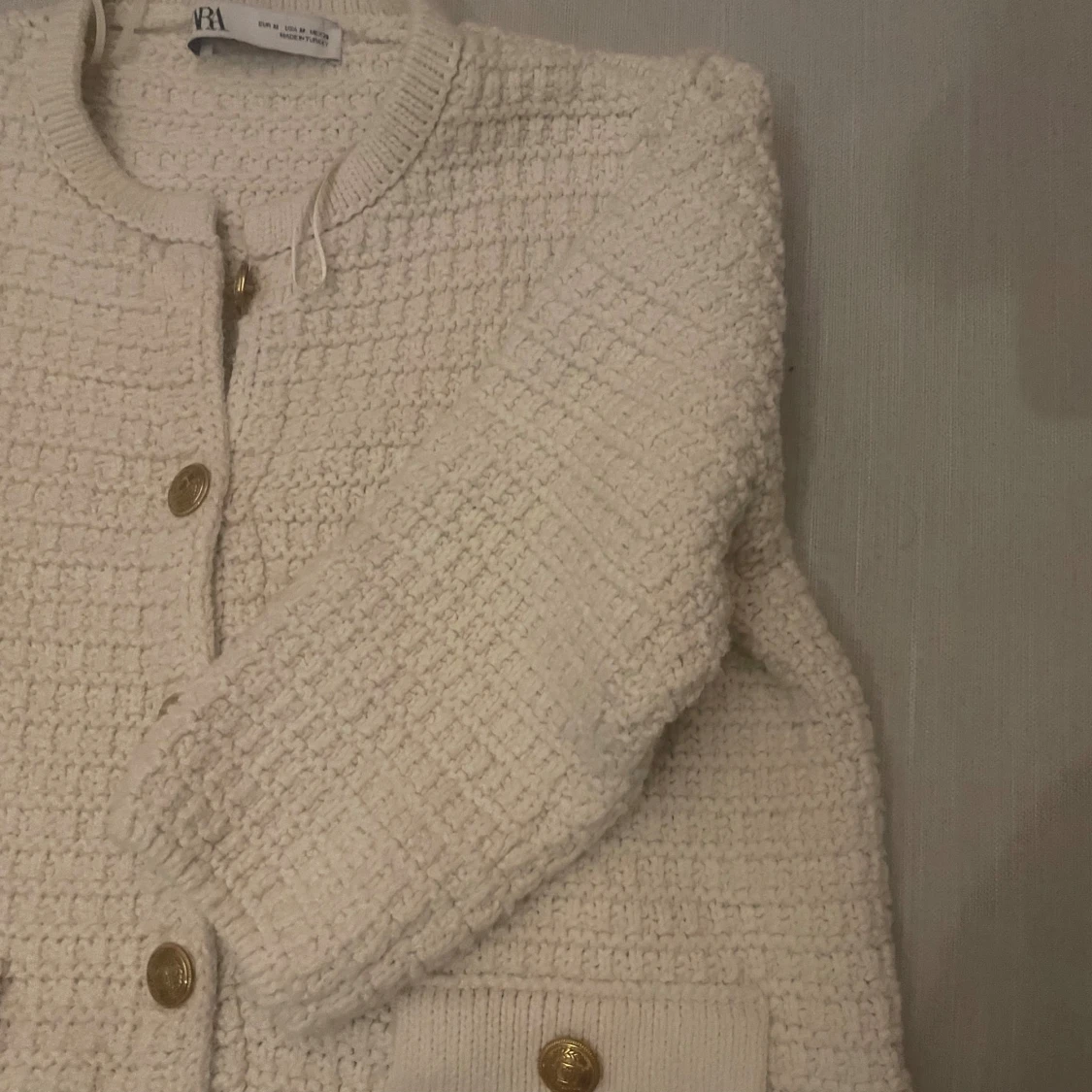 Trekvartsärmadkofta med gulddetaljer - 2