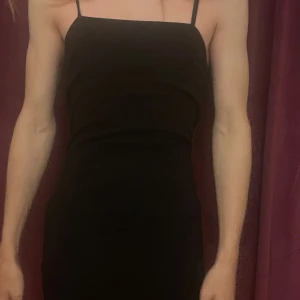 Svart Klänning - Svart Klänning, har en röd likadan (se profil för den) Storlek M till L! Inte jag på bilden utan en vän, OBS köpare står för frakt