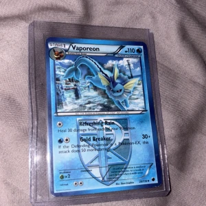Vaporeon Pokémonkort - Coolt Vaporeon-kort från Pokémon Team Plasma-serien! Perfekt för samlare och fans av vattenpokémon. Kortet har unika attacker som Refreshing Rain och Gold Breaker. Skyddat i plastficka, redo att boosta din samling eller spel.