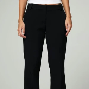 Svarta kostymbyxor - Snygga svarta kostymbyxor, low waisted petite flare  ifrån BIKBOK💕 