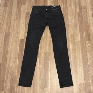 Replay jeans  - Säljer ett par sjukt feta svarta replay jeans i mycket bra skick. Storlek 30/34. Hör av er vid eventuella frågor! 