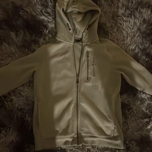 Grön Sailracing tröja - En grön Sailracing tröja i storlek 150 cm. Förekommer lite defekter. Men några enstaka. 