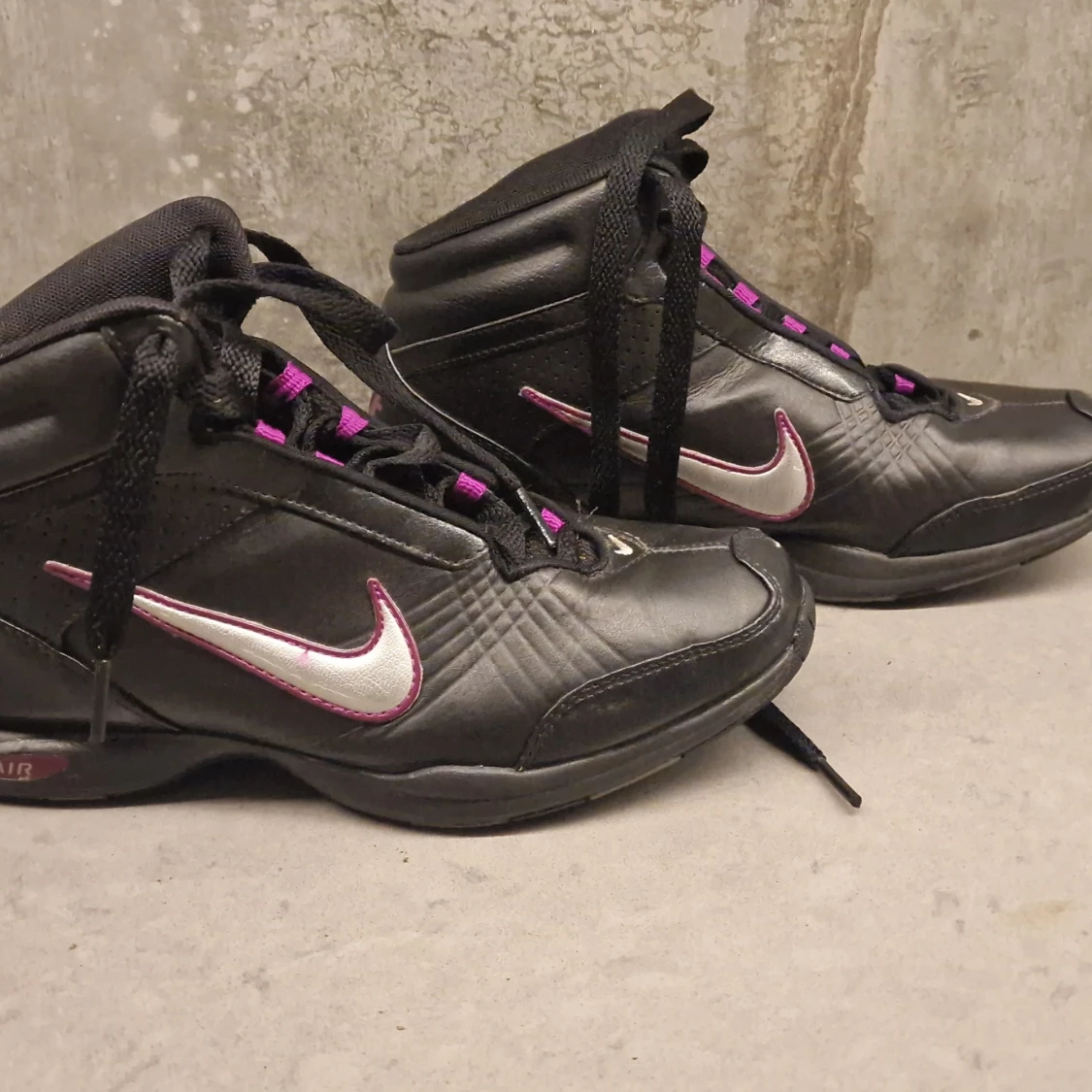 Svarta Nike sneakers med lila detaljer