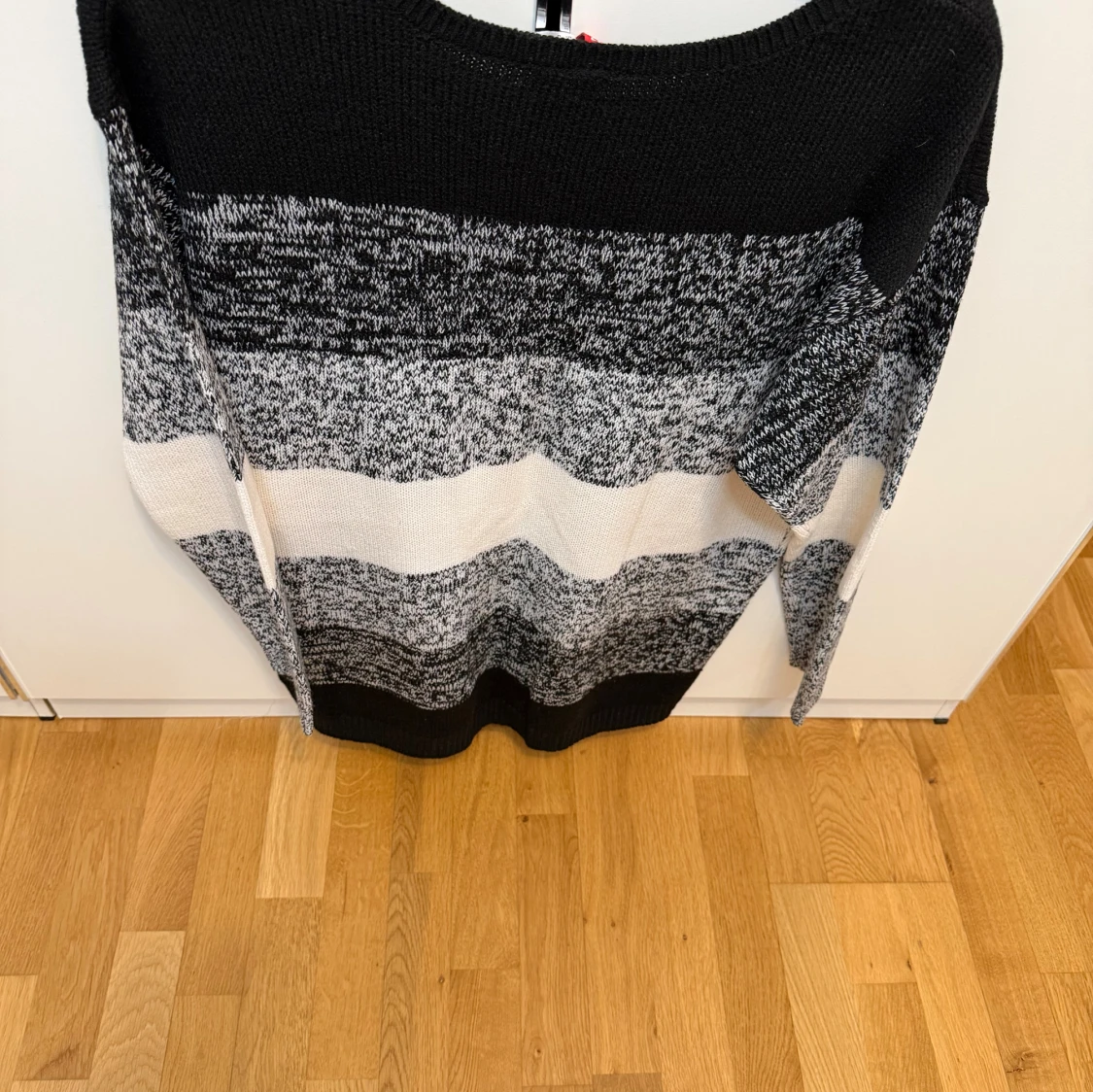 Svart och vit randig stickad tröja - 1