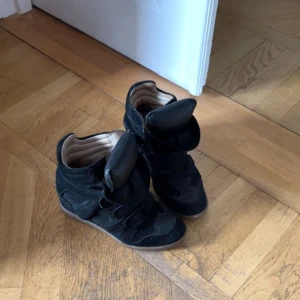 Isabel Marant - Isabel Marant skor i storlek 37 som köptes för ungefär 4500kr! Säljer för 2000 då jag vill bli av med dom