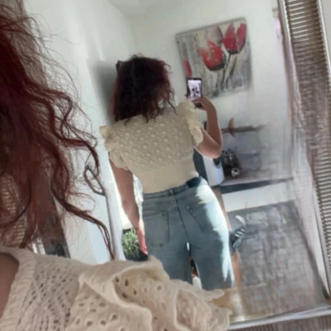 Beige stickad croppad blus med volang - 1