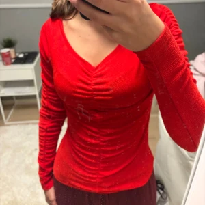 Röd topp  - Säljer en röd topp ifrån Lindex och är i storlek xs. Den är använd 1 gång på julafton men inte mera, är en väldigt fin röd färg enligt mig och är mycket bekväm också! ❤️