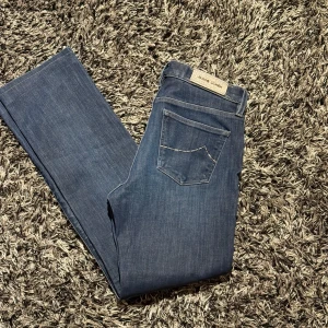 Jacob Cohen jeans - Säljer dessa oerhört snygga och trendiga Jacob Cohen jeansen i W28. Skick 9/10. Nypris 5000+ vårat pris 1199:- Endast jeansen medföljer, priset kan diskuteras vid snabb affär. Kom med bud! Vh Trendhörnan shop
