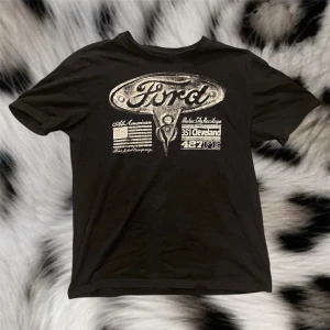Ford t-shirt - Cool tröja med ford märket på framsidan❤️