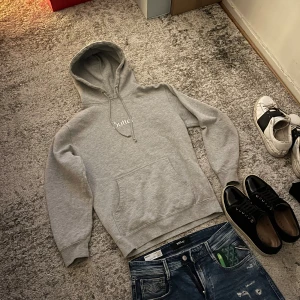 Grå hoodie  - Säljer en grå hoodie med trycket ”Butter” framtill som passar perfekt till vintern. Tröjan har en klassisk passform som passar en avslappnad stil. Nypris 1200kr. Mitt pris 399. 
