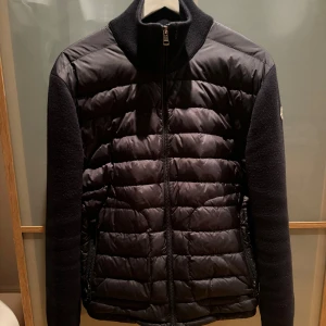 Moncler cardigan navy blue - Säljer nu min navy blue moncler cardigan i storlek M! Det syns självklart att jackan är använd men tycker jag behållit den i ganska schysst skick. Hör gärna av dig om du har frågor!