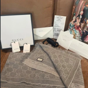 Gucci halsduk - Perfekt för både män och kvinnor, unisex. Kommer med frakt papperna och allt på bilderna! 100% äkta såklart