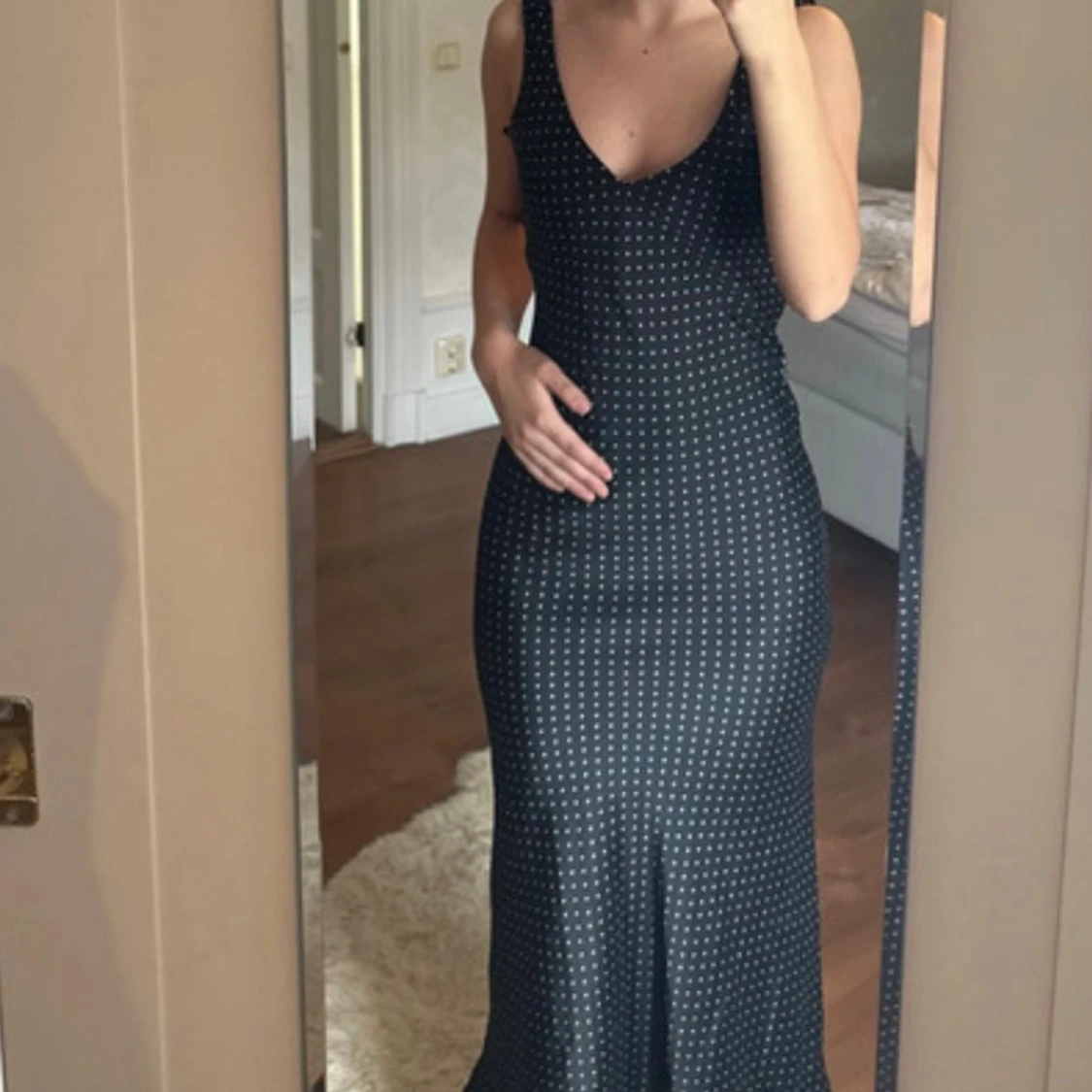 Svart lång prickig klänning